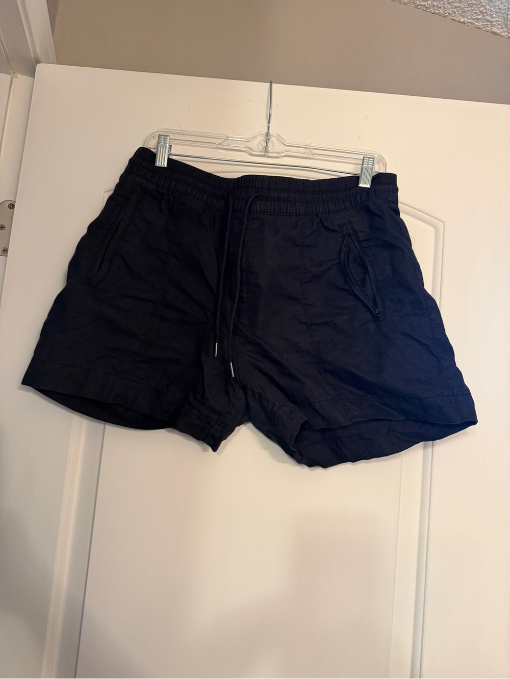 Athleta black retreat linen shorts